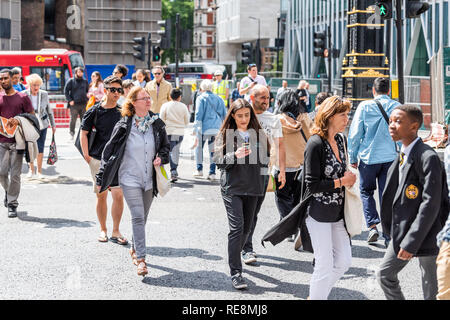 London, Großbritannien - 21 Juni, 2018: Viele Menge von Fußgängern crossin Verkehr auf Straße Straße in der morgendlichen Fahrt im Zentrum der Innenstadt von Stadt Stockfoto