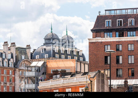 London, UK Stadtbild Skyline von Victoria alte Architektur Backsteinbauten und wenig Ben Clock Stockfoto