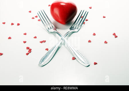 Festliche Tischdekoration für den Valentinstag mit Gabeln und Herzen Stockfoto