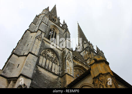 Bayonne, Frankreich. Die Kathedrale der Heiligen Maria (Cathedrale Notre Dame), mit seinen zwei Türmen und die Fassade Stockfoto