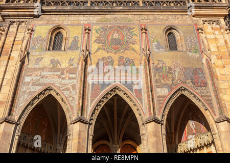 Vergoldeten Mosaiken, die zusammen eine atemberaubende Szene des letzten Urteils über die südliche Tür St. Veitsdom auf der Prager Burg zu produzieren. Stockfoto