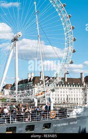 London, UK, 21. Juni 2018: Viele Touristen in Boot Schiff pub Sitzen genannt Tattershall Schloss auf der Themse mit Blick auf London Eye in Restauran Stockfoto