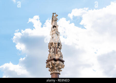 Westminster Gelehrten Kriegerdenkmal, oder der Krim und Indische Meuterei Monument in der Nähe von Westminster Abbey in London, UK isoliert closeup und blauer Himmel im Sommer Stockfoto