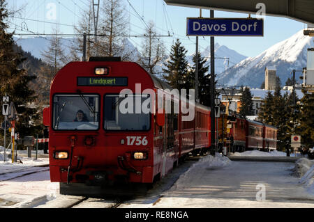 Die Rhätische Bahn Pkw Zug kommt an Davos Dorf Bahnhof von St. Moritz auf dem Weg nach Landquart über Klosters in der Schweiz. Die R Stockfoto