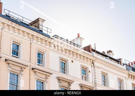 London Nachbarschaft Stadtteil Pimlico mit Reihenhäusern Balkons Gebäuden Old vintage historischen traditionellen Stil Wohnungen Dach mit Schornsteinen sun Stockfoto