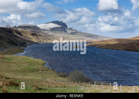 Der alte Mann von Storr vom Loch Fada alten ein windiger Tag, Trotternish, Isle of Skye, Schottland Stockfoto