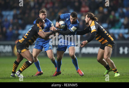 Die Leinster Robbie Henshaw ist von Wespen Michele Campagnaro und Gaby Lovobalavu während der heineken European Challenge Cup, der Pool eine Übereinstimmung in der Ricoh Arena in Coventry in Angriff genommen. Stockfoto