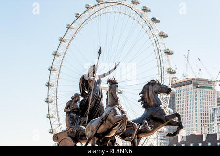 London, Großbritannien, 22. Juni 2018: Stadtbild Blick auf die Skyline von London Eye Kapseln in Stadt und blauer Himmel Riesenrad und Baukräne mit Skulptur von Stockfoto