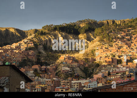 Häuser von La Paz mit dem Teleferico (Seilbahn), Bolivien bei Sonnenuntergang Stockfoto