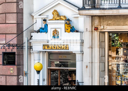 London, Großbritannien, 22. Juni 2018: Nahaufnahme von Royal Twinings Tee Store Gebäude Zeichen außen mit niemand Zentrum der Innenstadt Bezirk Stadt mit alten Architekten Stockfoto