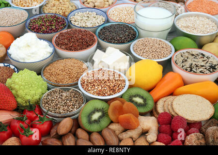 Gesundheit Nahrung für Veganer mit Mandelmilch & Joghurt, Tofu Tofu, Hülsenfrüchte, Getreide, Haferflocken Cracker, Gemüse, Obst, Getreide, Gewürze, Nüsse und Samen. Stockfoto