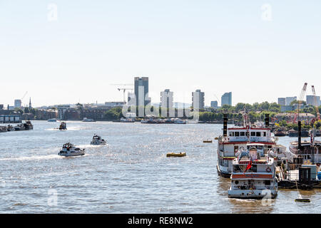 London, Großbritannien, 22. Juni 2018: Stadtbild von Thames River Bau und Schiff den Hafen Hafen mit Skyline der Wolkenkratzer im Sommer in der Nähe von Surrey Quays Stockfoto