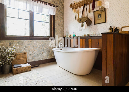 Im antiken Stil einer freistehenden Badewanne oben in der keramischen Fliesen En Suite auf der oberen Etage Boden, innen ein LEED-zertifizierte Land home Stockfoto