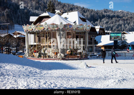Ein Karussell Schausteller Fahrt in die verschneite Stadt Center Square von Morzine in den Französischen Alpen Haute Savoie Portes du Soleil Frankreich Stockfoto