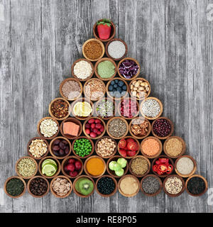Gesunde superfood Konzept in Pyramidenform, darunter Meeresfrüchte, Obst, Gemüse, Samen, Nüsse, zu ergänzen, zu Pulver, Hülsenfrüchte, Getreide und Getreide. Hoch Stockfoto