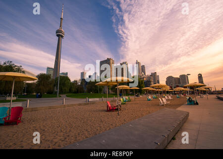 Blick auf Toronto vom Strand. CN Tower im Hintergrund Stockfoto