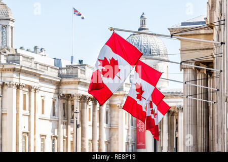 London, Großbritannien hohe Kommission von Kanada mit Nahaufnahme der Reihe der Roten bunten Kanadischen Flaggen auf Cockspur street in Westminster Stockfoto