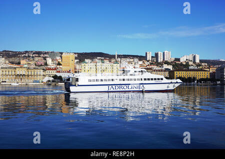 Rijeka, Kroatien, 20. Januar 2019. Der Katamaran mit Passagieren segeln in den Hafen der Stadt Stockfoto