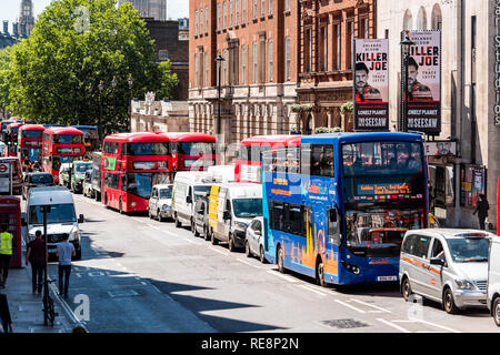 London, Großbritannien, 22. Juni 2018: Die hohen Winkel Ausblick auf die Straße Straße, bei der die Zeile der vielen Double Decker roten und blauen Bus im Zentrum der Innenstadt von Stadt von Trafalgar squ Stockfoto