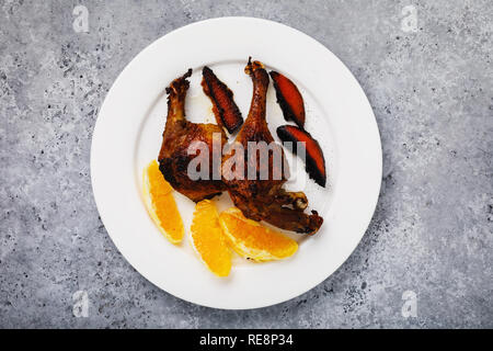 Gebackene Ente mit Orangen in den Backofen, Ansicht von oben Stockfoto