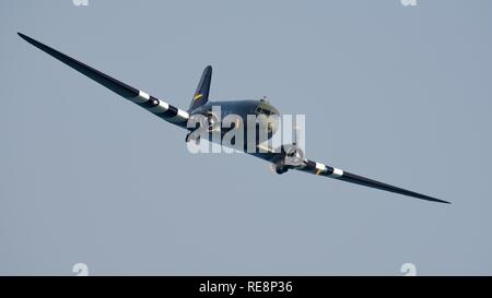 BBMF Dakota ZA 947 - lackiert zu repräsentieren Dakota FZ 692 No 233 Squadron namens 'Kwicherbichen' an der Bournemouth Air Festival 2018 Stockfoto