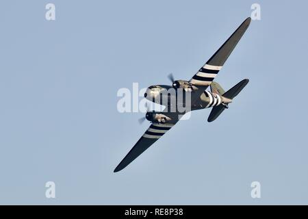 BBMF Dakota ZA 947 - lackiert zu repräsentieren Dakota FZ 692 No 233 Squadron namens 'Kwicherbichen' an der Bournemouth Air Festival 2018 Stockfoto