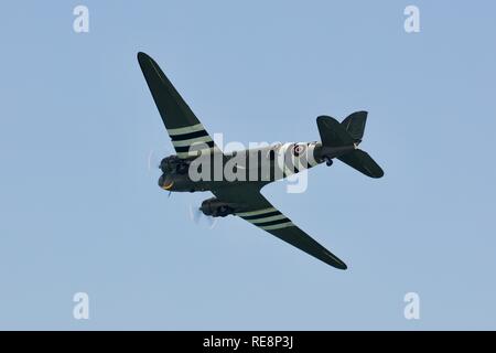 BBMF Dakota ZA 947 - lackiert zu repräsentieren Dakota FZ 692 No 233 Squadron namens 'Kwicherbichen' an der Bournemouth Air Festival 2018 Stockfoto