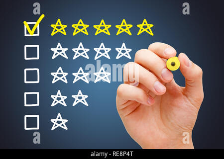 Zufriedene Kunden setzen gelben Häkchen mit Marker auf fünf Sterne in der Bewertung. Stockfoto