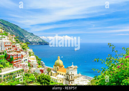 Schöne Sicht auf Positano Stadt an der Küste von Amalfi, Kampanien, Italien im sonnigen Tag Stockfoto