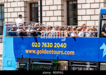 London, Großbritannien, 22. Juni 2018: Leute, Touristen sitzen in Blau Golden Tours Doppel Decker Tour Bus auf der Straße Straße in der Mitte von Downtown SoHo unter pictu Stockfoto