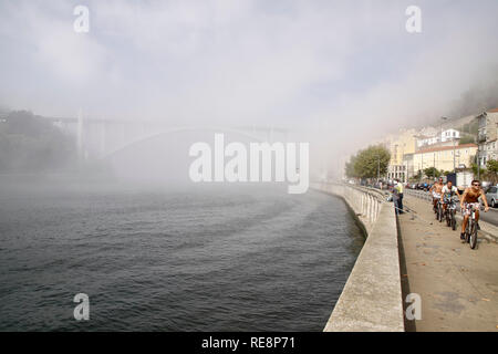 Porto, Portugal - 9. September 2012: In der Nähe der Mündung des Flusses Douro in einem nebelig, aber sonnigen Tag. Stockfoto
