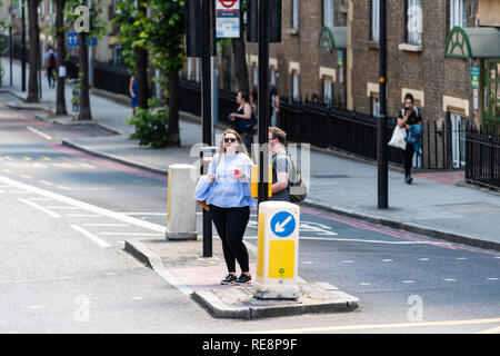 London, Großbritannien, 22. Juni 2018: Die hohen Winkel Blick auf die Straße mit Menschen standen wartend Straße in der Stadt zu überqueren Stockfoto