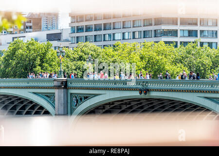London, Großbritannien, 22. Juni 2018: Leute gehen auf Stadt Brücke mit Fußgänger Thames River moderne Architektur Gebäude im sonnigen Sommer d Stockfoto