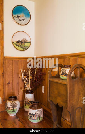 Bemalte und glasierte keramische Töpfe auf im Obergeschoss Flur innerhalb eines alten 1892 Canadiana cottage Style Home angezeigt Stockfoto