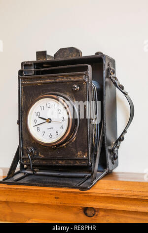 Schwarz Leder antike Uhr als Kamera mit Faltenbalg auf Holzregal im Home Office auf der oberen Etage Etage innerhalb eines alten 1892 Canadiana home verkleidet Stockfoto