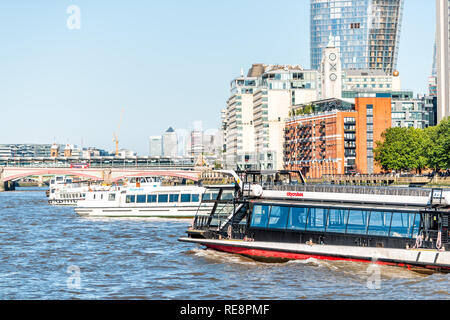 London, Großbritannien, 22. Juni 2018: Leer tour Boot Kreuzfahrt Schiff schwimmen auf Themse und Blick auf die Stadt Stadtbild skyline rote Zeichen Stockfoto