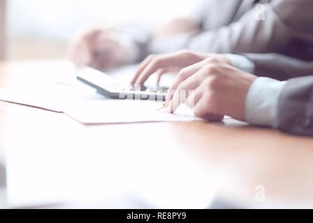 Nahaufnahme von Geschäftsmann oder Buchhalter hand mit Bleistift Arbeiten am Rechner finanzielle Daten Bericht zu berechnen, Stockfoto