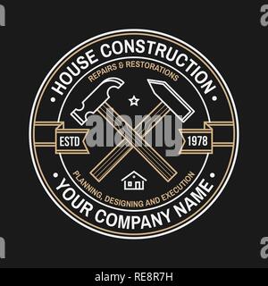 Haus Bau Unternehmen Identität mit Suburbanen amerikanischen Haus. Vector Illustration. Dünne Linie Symbol, Badge, Zeichen für Immobilien-, Gebäude- und Bauunternehmen. Stock Vektor