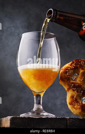 Prozess der gießen frisches helles Bier im Glas Stockfoto