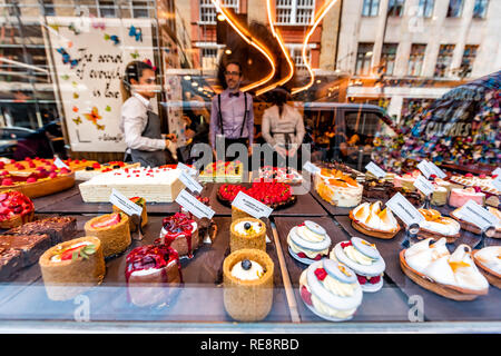 London, Großbritannien - 24 Juni 2018: Fenster Anzeige der vielen Schokolade Kuchen und Torten gefüllt mit Frischkäse Desserts auf Tabletts in gourmet Bakery Cafe pas Stockfoto