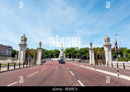 London, Großbritannien - 24 Juni 2018: Straße Straße zum Buckingham Palace, Brunnen mit schwarzen Taxi Auto auf leere Straße während der sonnigen Sommertag Stockfoto