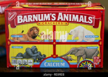 Originalverpackung von barnum's Animal Cracker mit Zirkus Tiere hinter Gittern. Stockfoto