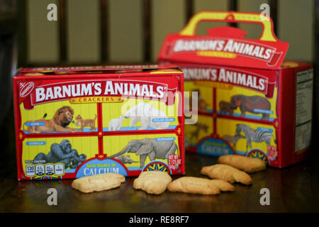 Originalverpackung von barnum's Animal Cracker mit Zirkus Tiere hinter Gittern. Stockfoto