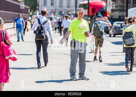 London, Großbritannien - 25 Juni, 2018: religiöse Menschen in der Union Jack Flagge Hut und Hemd mit Zeichen für Bibel von Thames River Wesminster Brücke Victoria Embankment Stockfoto