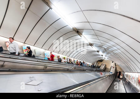 London, UK, 26. Juni 2018: U-Bahnhof Pimlico U-Bahn Rolltreppe in Stadt Weitwinkel mit Menschen, Frau hinunter Reiten bis in überdachten futuris Stockfoto