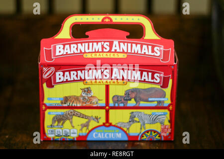 Originalverpackung von barnum's Animal Cracker mit Zirkus Tiere hinter Gittern. Stockfoto