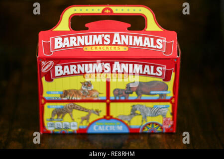 Originalverpackung von barnum's Animal Cracker mit Zirkus Tiere hinter Gittern. Stockfoto