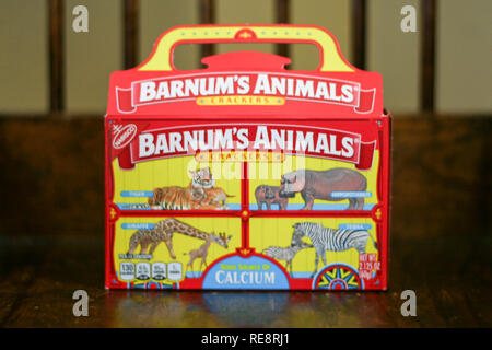 Originalverpackung von barnum's Animal Cracker mit Zirkus Tiere hinter Gittern. Stockfoto