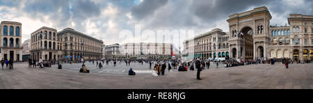 Horizontale Panoramablick streetview von Piazza del Duomo, der Galleria Vittorio Emanuele II in Mailand, Italien. Stockfoto