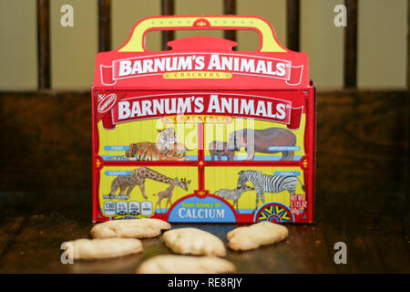 Originalverpackung von barnum's Animal Cracker mit Zirkus Tiere hinter Gittern. Stockfoto